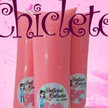 Delicie-se com nosso 'Chiclete', uma tentação irresistível da categoria 'Sacolé Gourmet Tradicional'. Preparado com uma suave massa à base de leite, enriquecida com a cremosidade do creme de leite e a doçura inconfundível do leite condensado. Para adicionar o toque final, nossa receita conta com um saborizante de chiclete tutti frutti que irá despertar suas lembranças de infância. Uma verdadeira explosão de sabores em um único sacolé! Cada sacolé tem aproximadamente 15cm e 150ml.