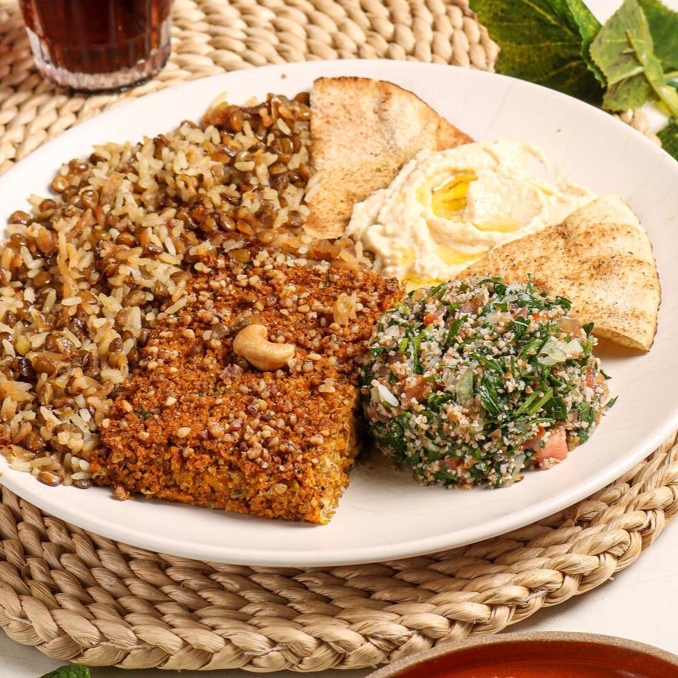Delicioso prato com Quibe assado vegano, acompanhamentos: Tabule  Arroz com lentilha  Hommus tahine Torradinha temperada