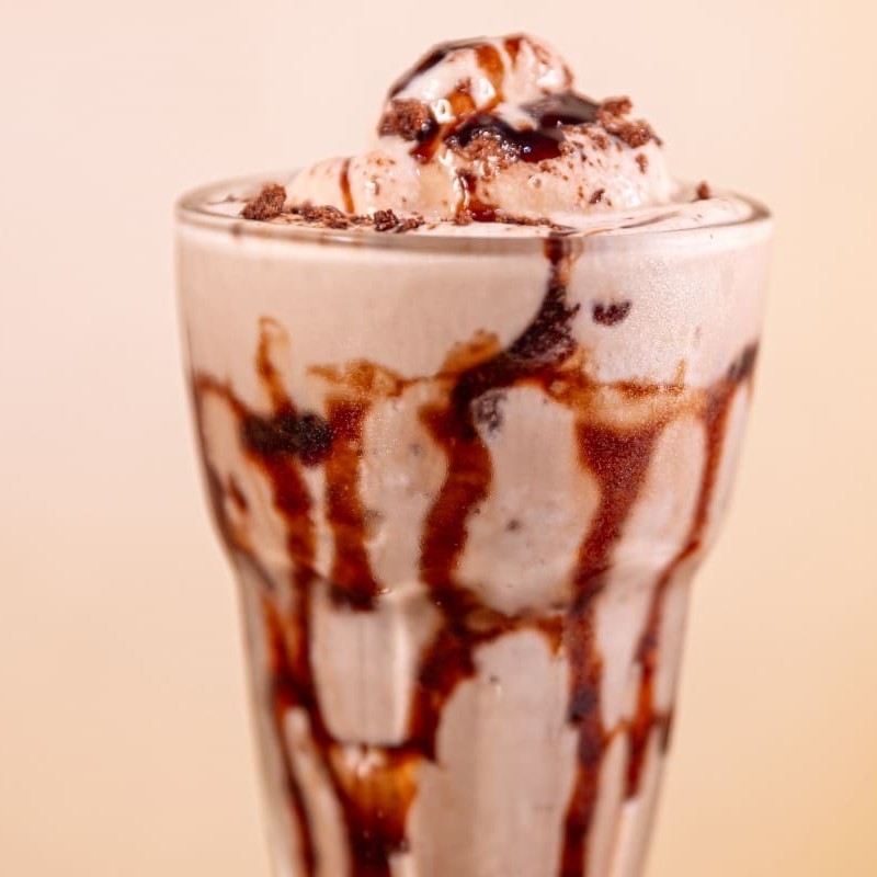 Indulgente e irresistível, nosso Milkshake de Chocolate é uma verdadeira delícia em forma de bebida. Feito com o mais puro chocolate e uma dose generosa de leite fresco, este milkshake é a combinação perfeita de cremosidade e sabor intenso. Cada gole entrega a doçura equilibrada e a rica textura que só a melhor qualidade de chocolate pode oferecer. Ideal para um momento de indulgência ou para refrescar o paladar, esta é a escolha perfeita para os verdadeiros amantes de chocolate. Experimente e encante-se com a nossa versão deste clássico Milkshake.