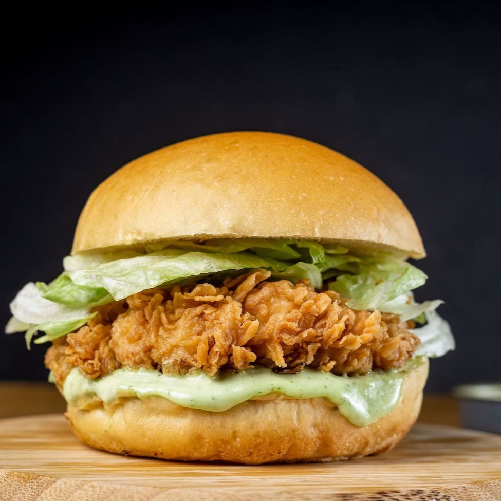 Pão brioche, 2 pedaços de filezinho crispy, maionese verde temperada e alface americana crocante. Refrescante, leve e cheio de sabor em cada mordida.