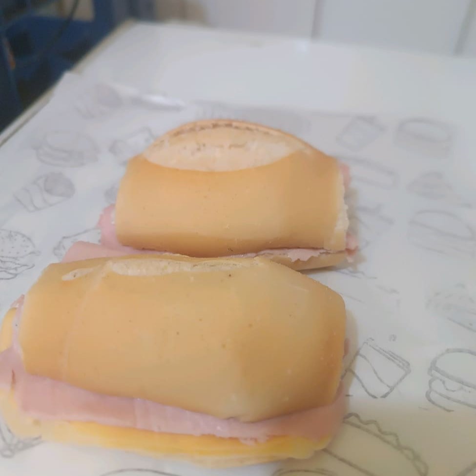 Um pao de frios ( mortadela, presunto e queijos)