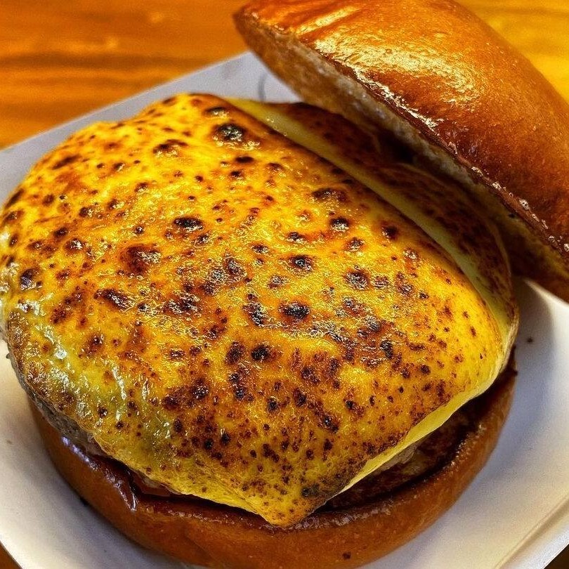 Tradicional Cheese Burger Artesanal , 180g de Blend Bovino com 2 Fatias de Queijo Gratinado. Acompanha 2 Sachês de Maionese Grátis
