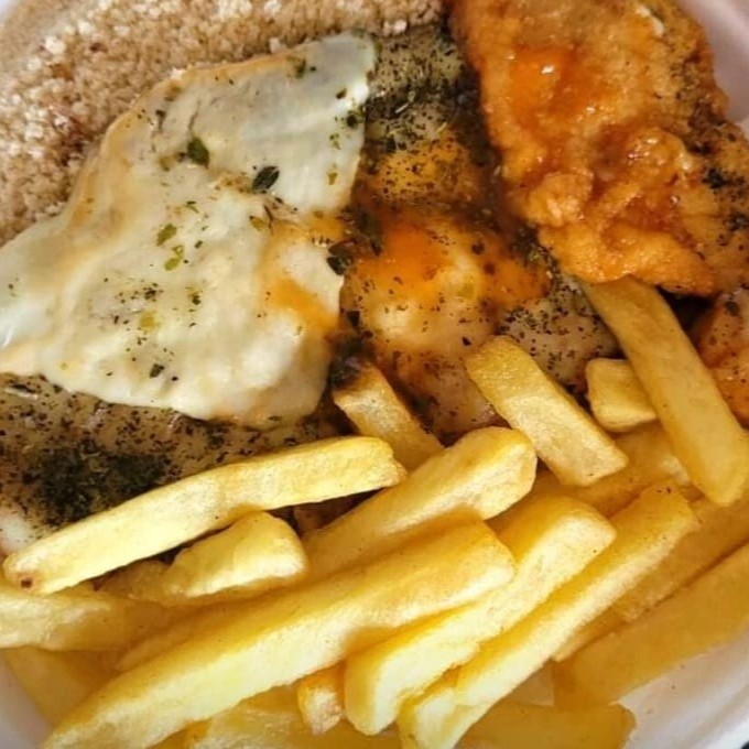Nosso Prato Feito é composto por: Arroz; Feijão; Farofa; e Batata frita ou Salada de Maionese. 1 Filé de Frango à Parmegiana