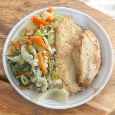 Quentinha de isopor 500ml : Frango grelhado arroz branco, feijão preto e legumes cozidos cenoura chuchu vagem repolho e couve mineira . Não colocamos acompanhamentos separados.