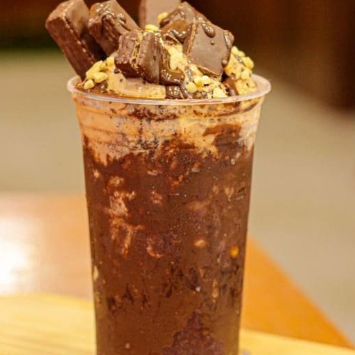 Açaí com um creme de chocolate de avelã, pedaços de biscoito waffer e amendoim. Hum... Sabor que conquista qualquer um!