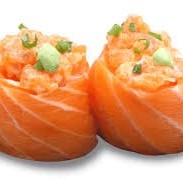 Lâmina de salmão fresco, recheado com salmão batidinho na faca, arroz, cream cheese, cebolinha e gergelim. Sushi