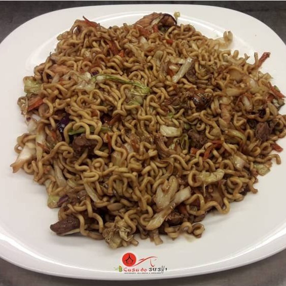 Deliciosa macarronada oriental com carne, frango, repolho e cenoura ao molho e óleo de gergelim. Vai com 500g.