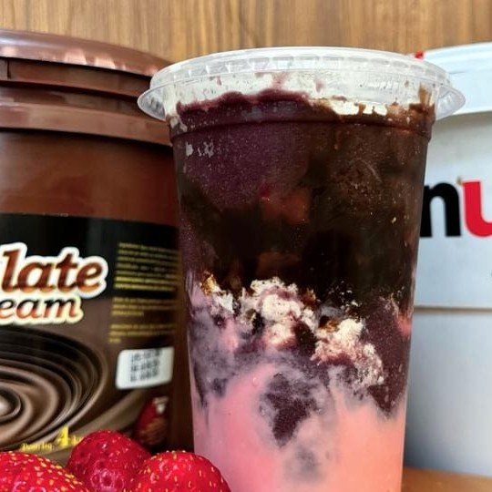 Experimente a explosão de sabores da nossa deliciosa mistura: Nutella cremosa, o frescor do açaí, a suavidade do leite em pó, morangos suculentos e o irresistível creme de morango. Uma verdadeira indulgência que vai conquistar seu paladar!