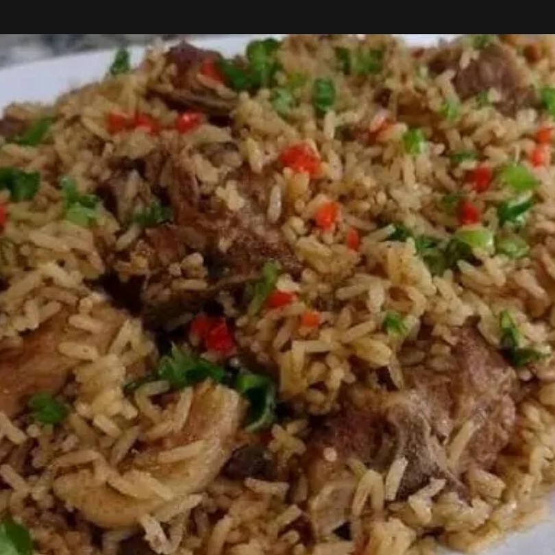 Delicioso arroz com pernil desossado e desfiado. Aprox. 600g Serve até 2 pessoas Imagem meramente ilustrativa!
