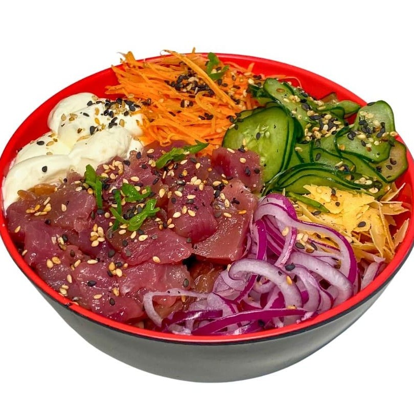 200g Arroz japonês, 70g proteína, 50g cream cheese, 20g cebola, 20g casquinha de harumaki, 20g cenoura ralada, 20g sunomono.