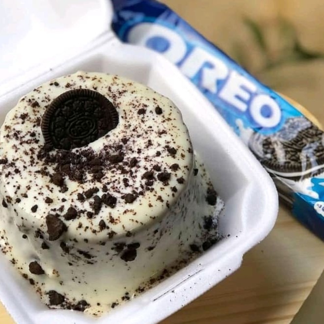 Bolo de massa fofinha e molhadinha de baunilha coberta com recheio bem cremoso de Ninho e pedaços de biscoito Oreo, finalizado com leite em pó Ninho polvilhado e biscoito Oreo.