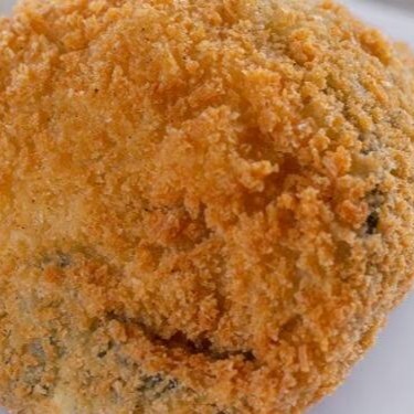 Temaki empanado e frito, recheado com salmão fresco, cream cheese cremoso e arroz temperado, finalizado com molho tare. Crocante por fora, cremoso por dentro — uma explosão de sabor!