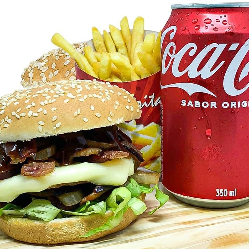 Este Combo Muy Bacon com Coca-Cola é um deleite para os amantes de bacon. O pão macio abraça uma carne de hambúrguer suculenta e saborosa, coberta com uma generosa camada de maionese. A frescura do alface contrasta perfeitamente com o calor do queijo mussarela derretido. O protagonista, o bacon em dobro, é cuidadosamente acebolado, proporcionando uma explosão de sabor. Para completar, um fantástico molho barbecue dá o toque final. Acompanha uma porção de batatas fritas crocantes e uma refrescante Coca-Cola em lata. Este combo é a refeição perfeita para qualquer amante de hambúrguer.