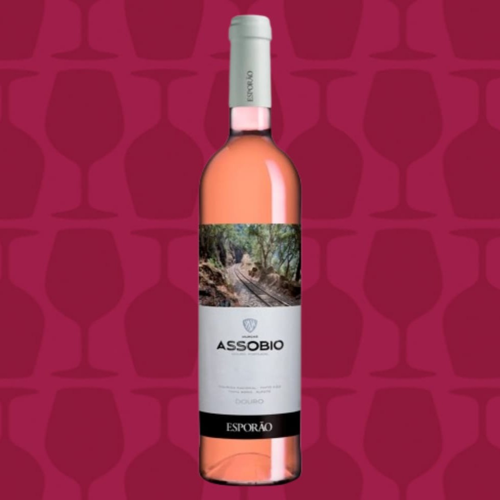 O Assobio Douro Rosé é um vinho leve e refrescante, com uma cor rosa pálida e atraente. Feito a partir das uvas Touriga Nacional, Tinta Roriz e Touriga Franca, oferece aromas de frutas vermelhas frescas, como morango e framboesa, com um toque floral. Em boca, é suave e equilibrado, com uma acidez agradável e um final fresco. Ideal como aperitivo ou acompanhando pratos de verão, como saladas e peixes grelhados.