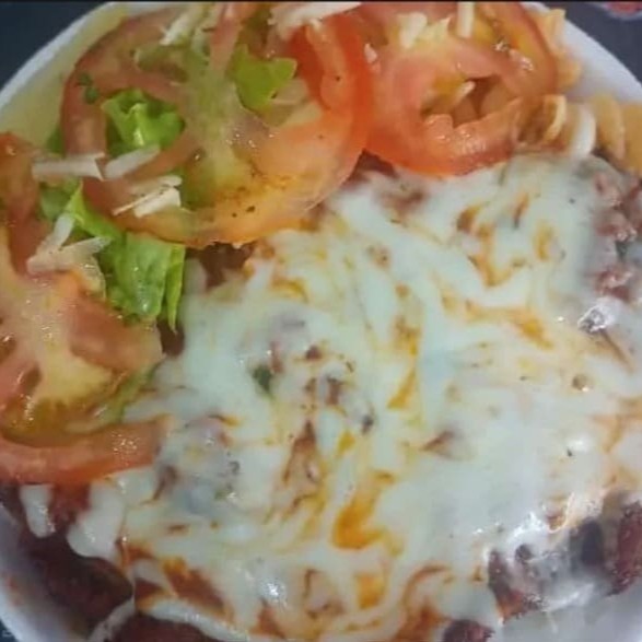 Essa prato e uma combinação, perfeita de arroz, feijão, macarrão, purê farofa e um incrível frango a parmegiana com um molho e uma generosa camada de queijo