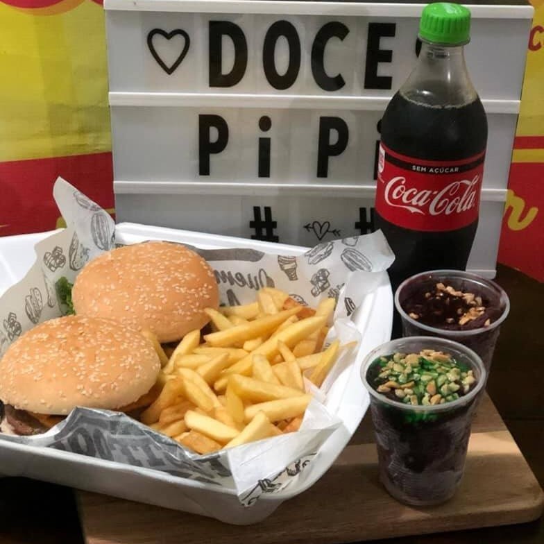 2 x-tudo(uma carne) + porção de batata  + 2 açaís 200ml + refrigerante 1l.