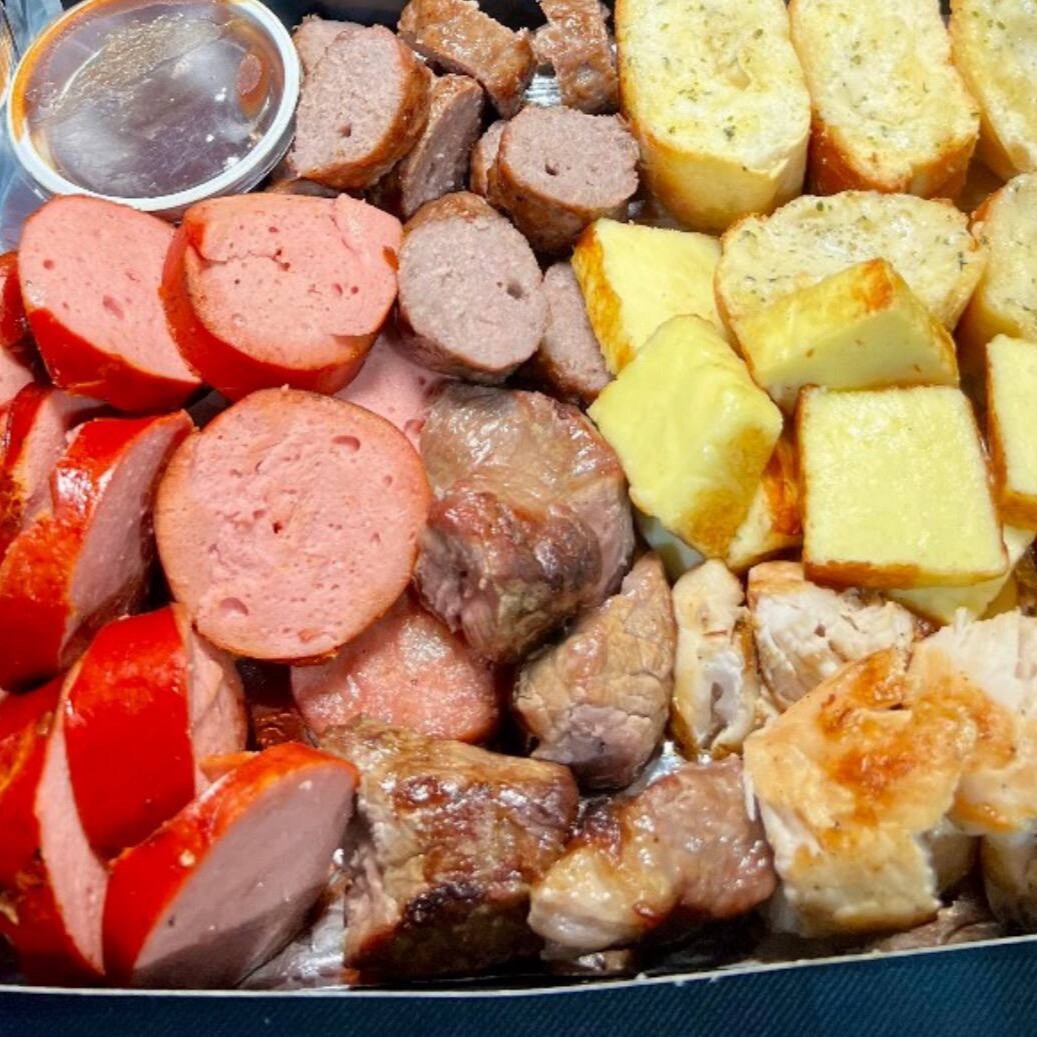 Combo Pague 4, Leve 5! Escolha 5 espetos deliciosos, acompanhe 150g de farofa, 150g de vinagrete e um refrigerante 1,5