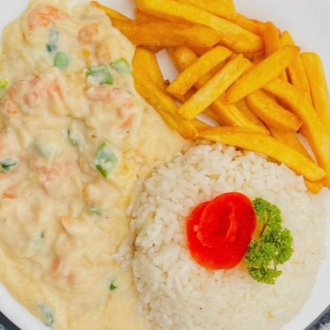 Suntuoso Camarão C/ Catupiry da categoria 'Executivos'. Este prato é composto por um arroz branco perfeitamente soltinho, acompanhado por uma generosa porção de batatas fritas, crocantes e douradas, pesando 100 gramas. O protagonista do prato é o camarão, cuidadosamente cozido, banhado em um irresistível e rico creme de leite, realçado pelo sabor único do autêntico cream cheese Catupiry. Uma combinação que promete agradar aos paladares mais exigentes.