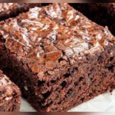 Apresentamos nosso Brownie, uma estrela na categoria de 'Doces e Tortas'. Este tentador e irresistível pedaço do paraíso é perfeitamente assado para criar uma textura externa crocante, enquanto preserva um interior macio e úmido. Cada mordida é uma explosão de sabor de chocolate puro, que derrete na boca, criando uma experiência gastronômica rica e intensa. Este delicioso brownie é um deleite absoluto para os amantes de chocolate e um final doce e perfeito para qualquer refeição. Experimente e deixe este brownie encantar seu paladar.