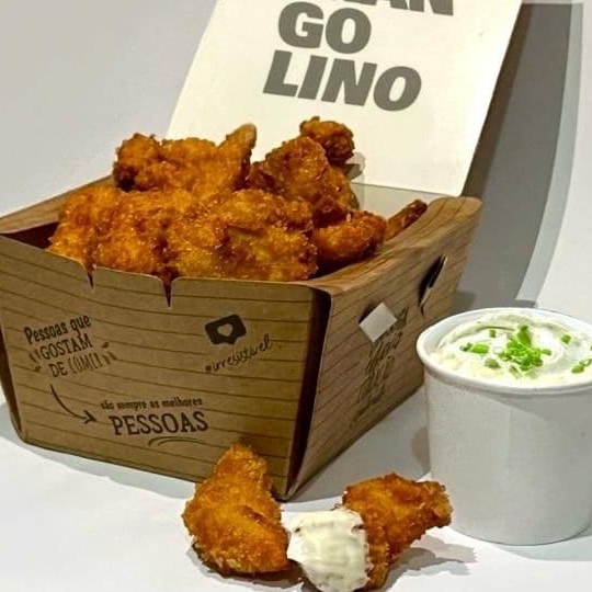 Aprox 500g do nosso delicioso frango frito, um sassami crocante por fora e suculento por dentro de sabor inigualável e apaixonante. Acompanha 1 molho.