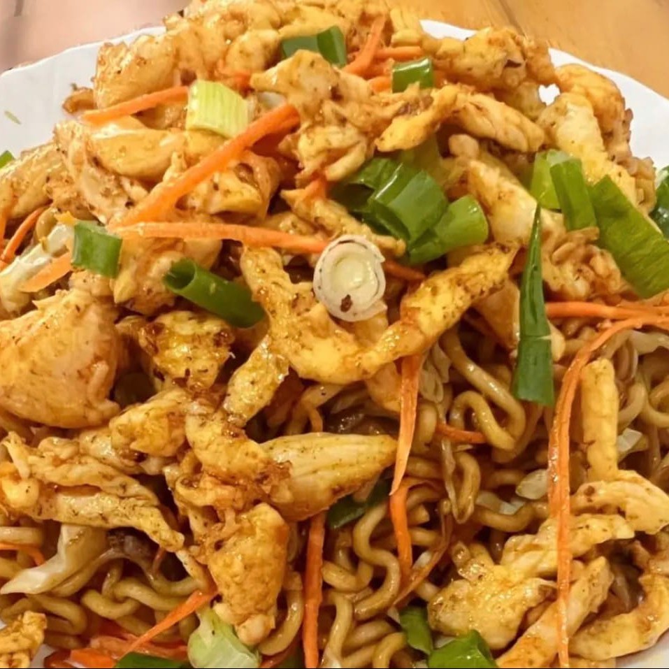 Acompanha: macarrão, frango, cenoura, repolho e molho shoyo __  __ Tamanhos: Pequeno : Serve até 1 pessoas  _ Médio : : Serve até 1 pessoas _ Grande: : Serve até 2 pessoas