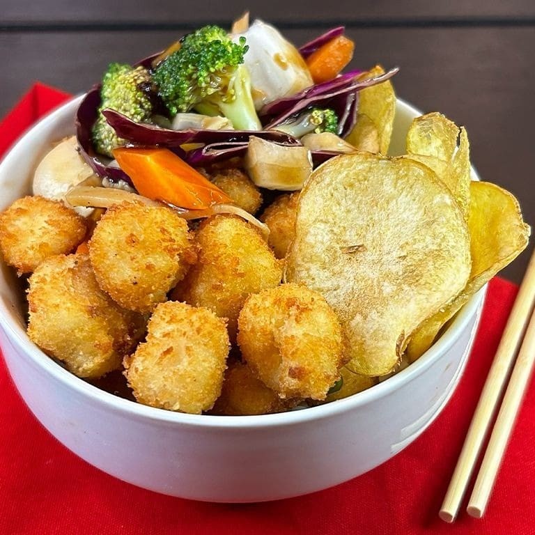 Base De Arroz Branco + Filet De Frango Cortados Em Cubos  Empanado Na Farinha Panko + Chipy De Batata Doce + Legumes Refogado