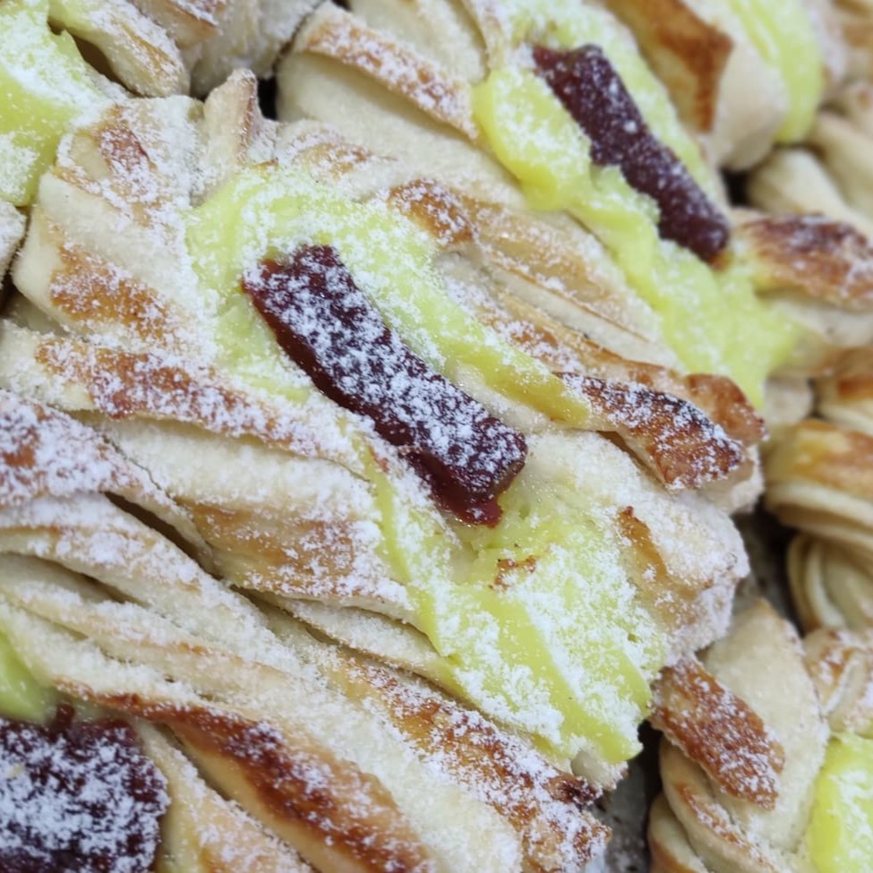 2 Unidades de pão doce Madrilenho. Feito com uma deliciosa massa folhada, creme e goiabada.