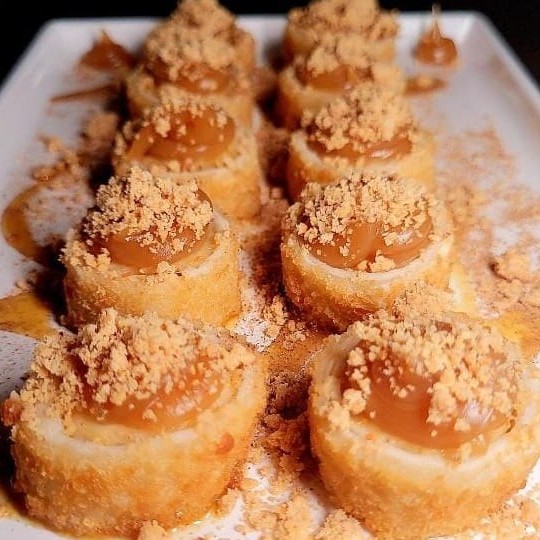 Massa de harumaki, com banana e finalizado com doce de leite e polvilhado com paçoca.