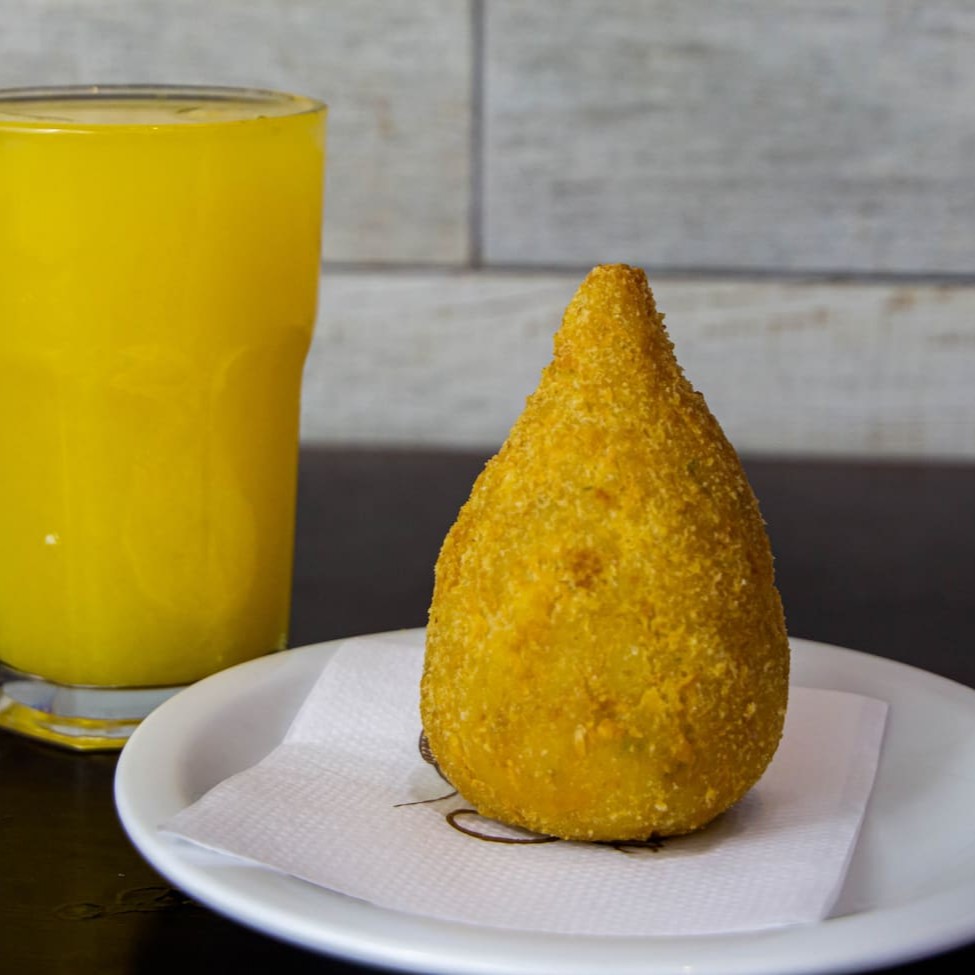 Combo: Refresco de laranja + Salgado  Opções de salgado: coxinha com Catupiry / enroladinho de queijo e presunto / enroladinho salsicha / joelho queijo com presunto)