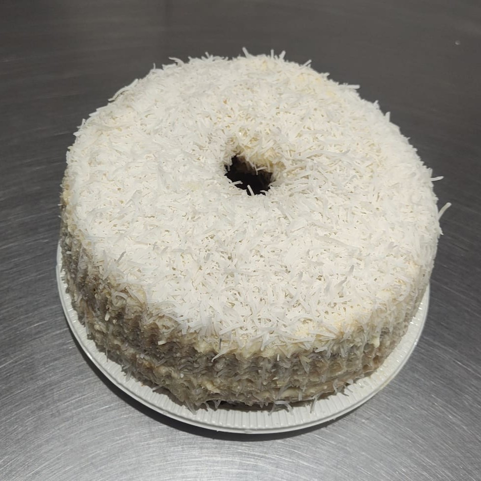Com uma apresentação impecável, o 'Coco Cremoso' deslumbra na categoria 'Bolos de Vitrine, Gelados'. Este bolo de coco, feito com primor, possui um recheio magnífico de beijinho de coco, que leva seu paladar a uma viagem de sabores tropicais. Trata-se de uma verdadeira maravilha gelada, que não faz uso de massa pronta, conferindo um sabor autêntico e irresistível. A quantidade de fatias varia de 16 a 18, dependendo do seu corte. O recheio, um beijinho de coco supremamente cremoso, torna este bolo uma experiência culinária inesquecível.
