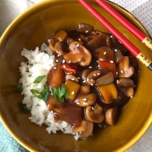 Arroz Gohan (arroz branco japonês) com mix de cogumelos (Shitake e Shimeji) à moda Oriental. aprox. 500g