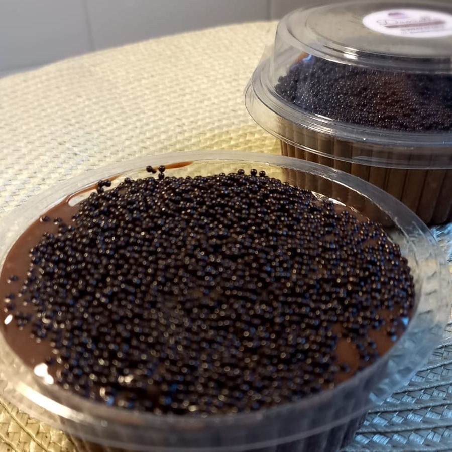 Pedaços de brownie afogados no recheio de brigadeiro de chocolate 50% cacau