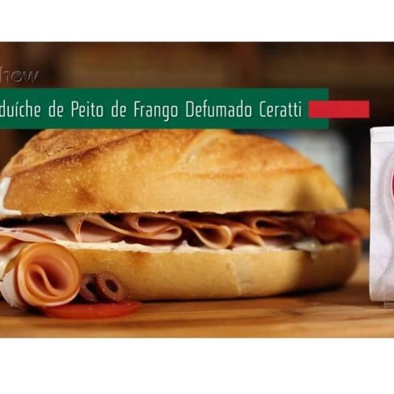 Unidade de pão francês ou suíço com fatias de peito de frango defumado e manteiga.  Obs: Imagem ilustrativa