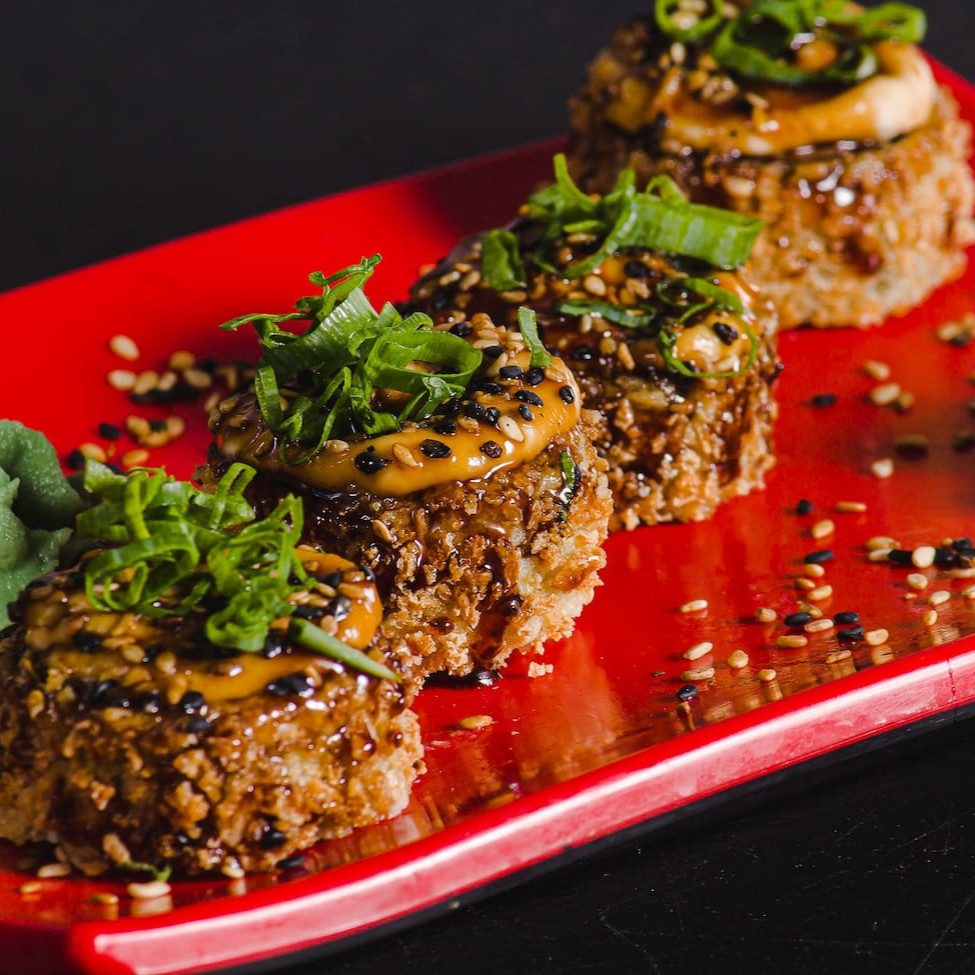 Hot skin, finalizado com cream cheese, molho teriaki, gergelim e cebolinha.