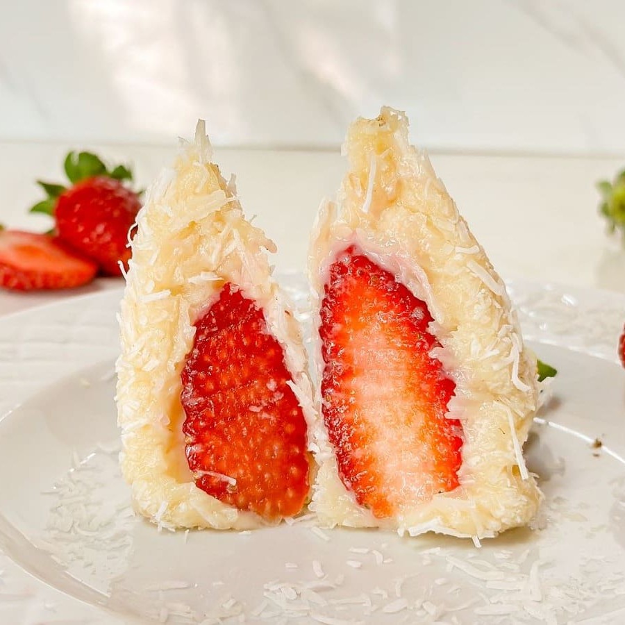 Adoce seu Dia com a nossa inovadora e irresistível Coxinha de Beijinho com Morango. A renomada doçura do beijinho se une perfeitamente ao frescor do morango, criando uma combinação inesperada e deliciosa. Cada mordida revela o sabor rico e intenso do beijinho, que envolve suavemente o morango, proporcionando uma experiência culinária única. Perfeita para os amantes de coxinha que não resistem a uma tentação doce. Faça parte da nossa 'Paixão por Coxinhas!' e se deleite com essa maravilha.