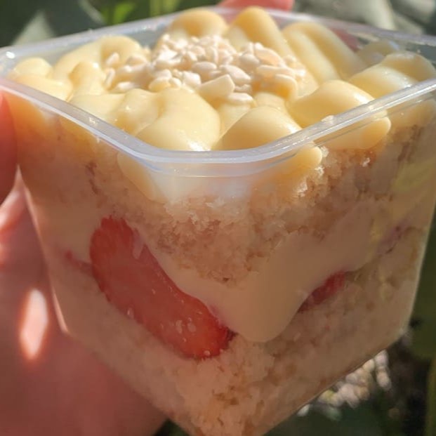 Nossa massa fofinha e molhadinha + 1 camada de recheio de Ninho acompanhado de morangos frescos, finalizados com granulado branco.