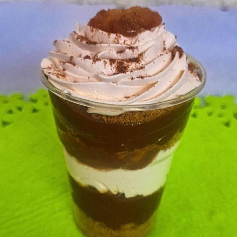 De volta ao cardápio e com novo formato! Nosso delicioso banoffee no copo é feito com massa crocante, doce de leite, doce de banana artesanal, chantilly e finalizado com canela! Peça já.
