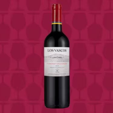 O Cabernet Sauvignon de Los Vascos é incrivelmente elegante e gastronômico, mostrando suculentas notas de fruta madura. O segredo deste grande achado é o baixo rendimento das uvas - metade da média da região. O longo contato com as borras finas (sur lie), deixa o vinho ainda mais interessante e complexo. Este Cabernet Sauvignon oferece uma ótima profundidade de fruta e concentração mesmo sem passagem por barricas, mostrando o inconfundível caráter do Vale do Colchagua. É um Cabernet refinado, macio e convidativo, fácil de beber e de gostar.  Teor alcoólico: 14% Temperatura de Serviço: 16 a 18c