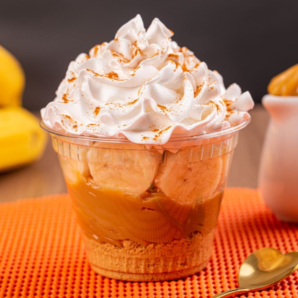 Irresistível doce de leite artesanal com bananas fresquinhas e naturais, sobre uma camada de farofinha de biscoito amanteigado, finalizado com chantilly e um toque especial de canela. Cada colherada é uma experiência única.