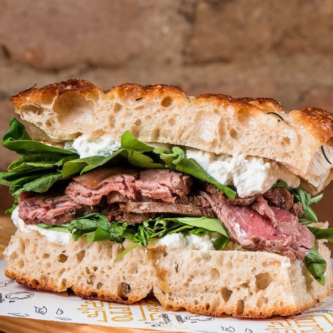 Sanduíche de focaccia com rosbife, suco de laranja ou matte carioca (350ml) e uma banoffe para finalizar. Um lanche que resolve a sua fome da tarde com sabor e simplicidade.