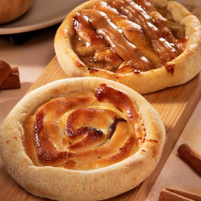 Banana nevada (Banana assada com chocolate branco e canela, finalizada com doce de leite cremoso. Uma sobremesa quente e reconfortante) E Chocoduo (Dupla perfeita: chocolate branco e preto derretidos na massa fininha. Um mix equilibrado para os amantes de chocolate)