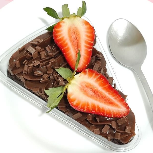 Nossa Pizza Brownie, chegou fazendo maior sucesso ... Composto por: Um Brownie bem molhadinho e aquela casquinha que não pode faltar, coberto por um Brigadeiro 50% cacau, e Morango. ___Esse produto é servido Super gelado.___           ______Tags______________ Bolo, Brownie, copo da felicidade, bolo no pote, coca cola, chocolate, cookie, Nutella, Ninho, ferreiro rocher, Brownie no pote, morango, chocolate, brigadeiro, bolo vulcão, torta cookie, doces, chocolate, confeitaria, engenhoca , fonseca, Niterói Entrega grátis, taxa grátis, cupom de desconto, banoffe, Bombom de uva, Kinder bueno, red velvet, maracujá.