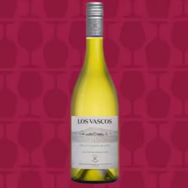 Uma das maiores estrelas do vinho chileno, Los Vascos é a vinícola dos Domaines Barons de Rothschild (do lendário Château Lafite) no Chile, produzindo vinhos exclusivos, de grande elegância e finesse, com um inegável sotaque francês. No final da década de 1980, os Domaines Barons de Rothschild (Lafite) foram os primeiros dentre os grandes nomes do vinho francês a acreditarem no potencial do terroir chileno para produzir vinhos de excepcional qualidade, e os primeiros a investirem no país, criando a prestigiosa bodega Los Vascos. Localizada no Vale de Colchagua, a propriedade foi escolhida a dedo e adquirida de uma família basca, o que explica o nome da vinícola - Los Vascos. A linha Los Vascos é composta por vinhos de excepcional relação qualidade/preço, que combinam suculentas notas de fruta com um toque sedoso no palato e maravilhoso acento gastronômico.  Teor Alcoólico 12,5%  Temperatura de Serviço 10 a 12 ºc