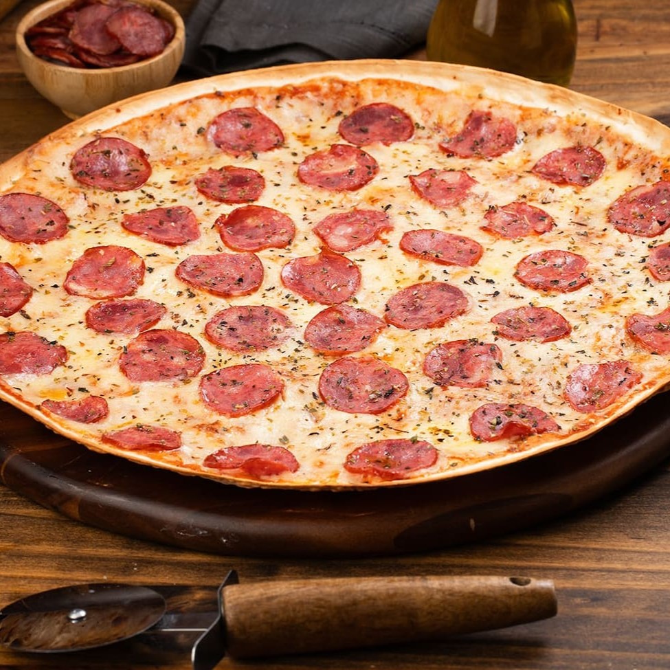 Apresentamos a 'Super Fina' -  Totalmente livre de conservantes, sua leveza é inquestionável, tornando-a uma escolha irresistível para quem busca uma alimentação leve que não fique com peso na consciência, após comer uma pizza inteira!  Além disso, a borda crocante oferece uma experiência gastronômica única, capaz de encantar os paladares mais exigentes. Com ela, apreciar cada mordida torna-se um prazer sem culpas. Experimente e surpreenda-se!