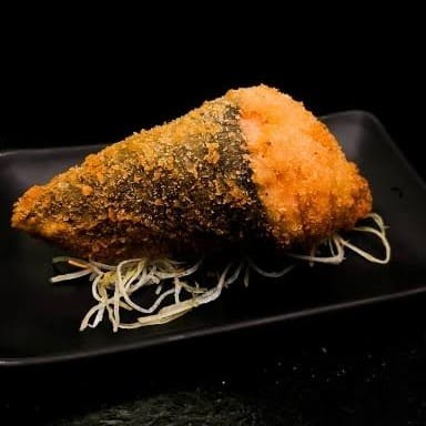 Recheado de salmão, arroz japonês e creame chessee, e cebolinha, coberto farinha Panko e frito, temaki crocante