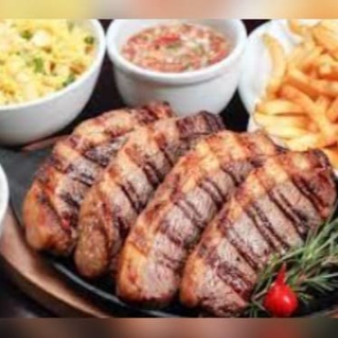 Arroz ,fritas , farofa de ovo com presunto e molho a campanha