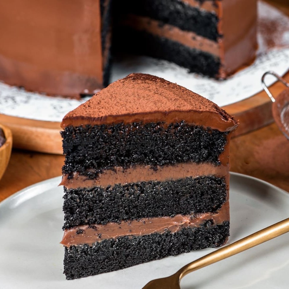 Massa de chocolate, recheio de brigadeiro ao leite. Finalizada com ganache de chocolate.