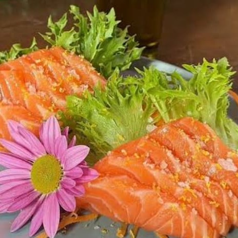 Fatias de salmão cru com raspa de limão ciciliano azeite trufado e flor de sal