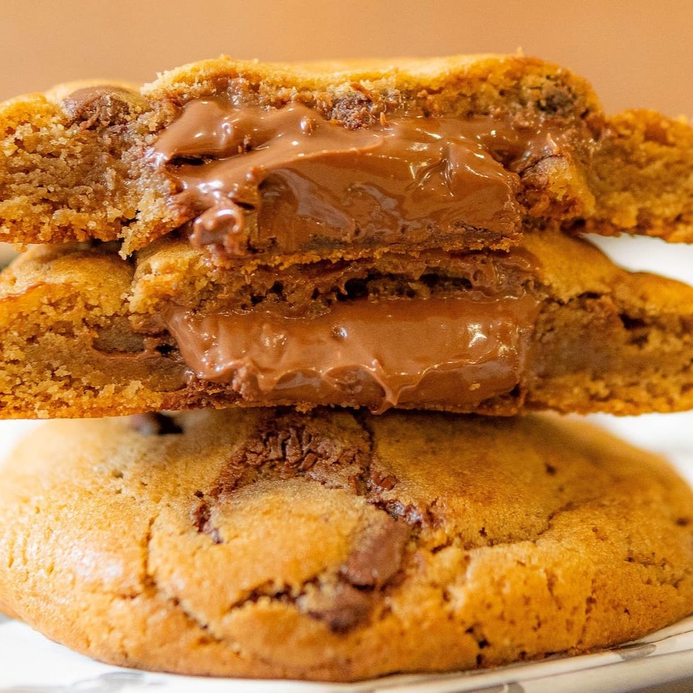 Nosso cookie mais tradicional e mais pedido, feito com massa trad de baunilha, mix de gotinhas de chocolate meio amargo e chocolate ao leite, e sempre suuuper recheado com Nutella! Nosso fav!  Dicas: Se você gosta de um cookie bem quentinho, para uma experiência úuunica recomendamos aquecer 20s no microondas ou esquentar por 5 min a 180graus no forno. E seja feliz!!
