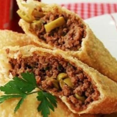 Delicioso pastel recheado com carne moída suculenta, perfeito para quem busca um sabor tradicional e irresistível.